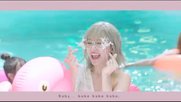 Hari Won diện bikini tạo dáng cực sexy giữa bể bơi trong MV mới 1