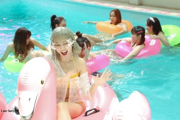 Hari Won diện bikini tạo dáng cực sexy giữa bể bơi trong MV mới 2