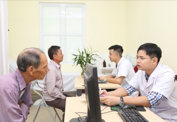   Các bác sĩ Việt Đức khám và tư vấn các bệnh sỏi thận, tiền liệt tuyến.  