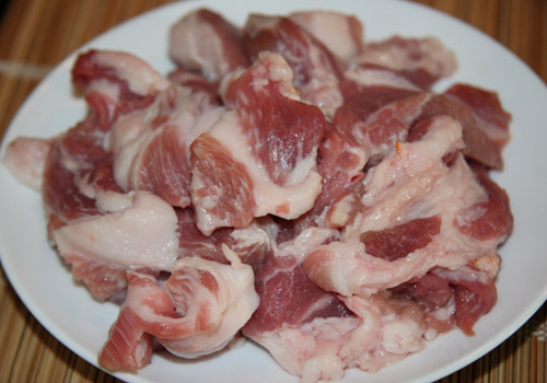   Thịt ba chỉ là phần thịt rất được ưa chuộng bởi thịt nạc mềm, xen với mỡ nên không bị khô, rất dễ ăn.  