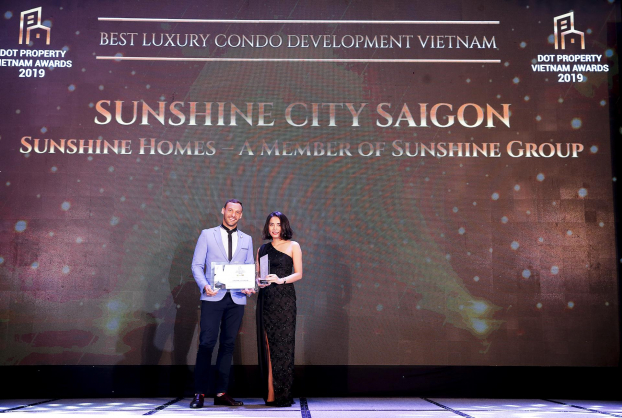   Vượt qua các đối thủ, Sunshine City Sài Gòn đã được trao giải “Dự án căn hộ hạng sang tốt nhất 2019” tại giải thưởng danh giá Dot Property Vietnam Awards 2019.  