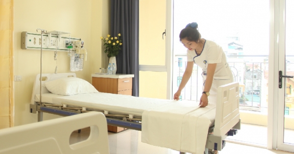   Bệnh nhân được chăm sóc toàn diện 24/24 khi đăng ký giường dịch vụ 4 triệu/ngày/phòng.  