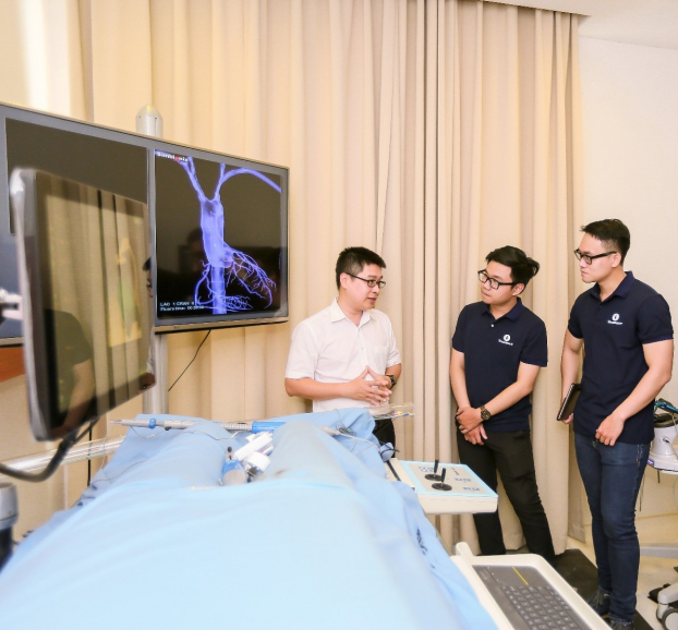   Hoàng Trung Thiên (đứng giữa) tại Trung tâm Mô phỏng Bệnh viện Vinmec - Hoàn thành chương trình Thạc sĩ tại Đại học Công nghệ Tokyo, Thiên sẽ theo học Tiến sĩ Y sinh tại Đại học New South Wales, nằm trong top 50 ĐH hàng đầu thế giới với suất học bổng toàn phần từ Vingroup.  