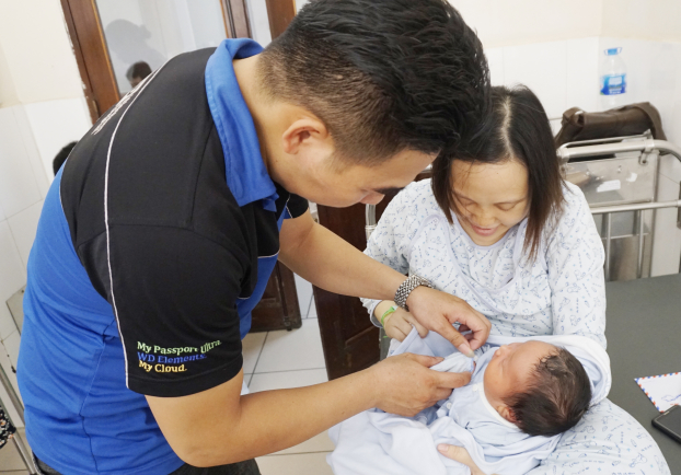   Vợ chồng anh Tuấn Anh và chị Thu Trang hạnh phúc bên con trai.  