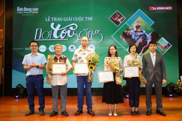   Tác giả Nguyễn Thị Thu Trang - Cư dân Five Star Garden (thứ 3 từ phải sang) nhận giải thưởng Cuộc thi “Nơi tôi sống”  