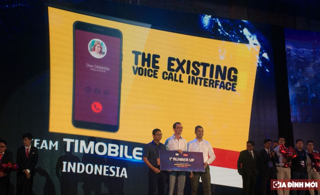   Ông Phùng Văn Cường, Tổng Giám đốc Metfone trao giải thưởng cho đội đoạt giải Nhì TiMobile (Indonesia)  