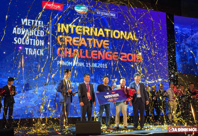   Ông Cao Anh Sơn, Tổng Giám đốc Viettel Telecom- Trưởng ban Tổ chức cuộc thi trao giải thưởng cho đội đoạt giải Nhất VVN AI (Việt Nam)  