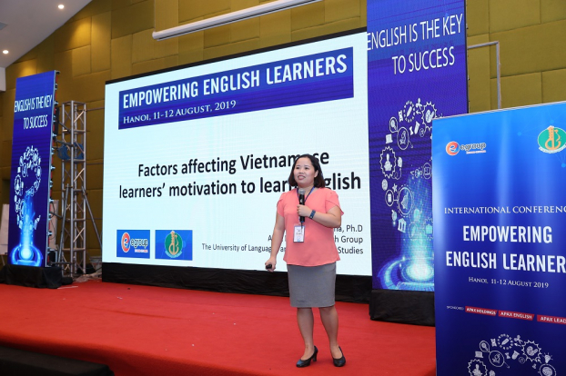   Tiến sĩ Vũ Thị Thanh Nhã chia sẻ về phương pháp tạo động lực học tiếng Anh cho học sinh tại hội thảo  
