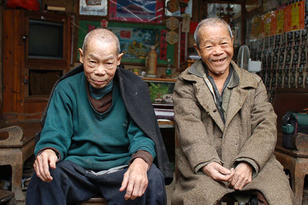   2 anh em song sinh 100 tuổi Liang Binggui và Liang Langui.  