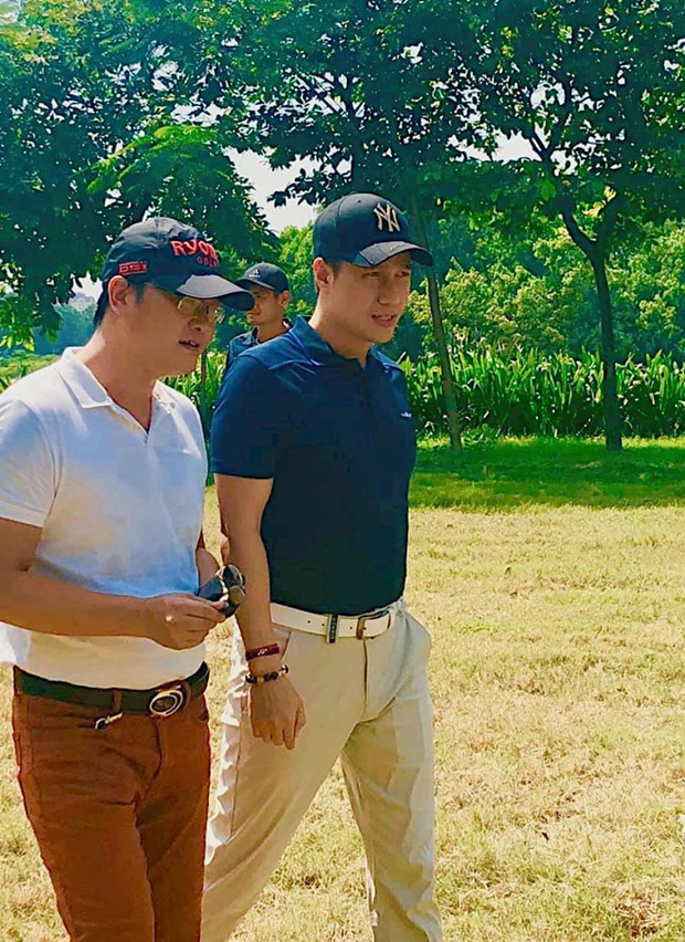   Bức ảnh Việt Anh đi đánh golf cùng bạn bè cho thấy anh đã lấy lại phong độ như xưa, mặt không còn đơ cứng  