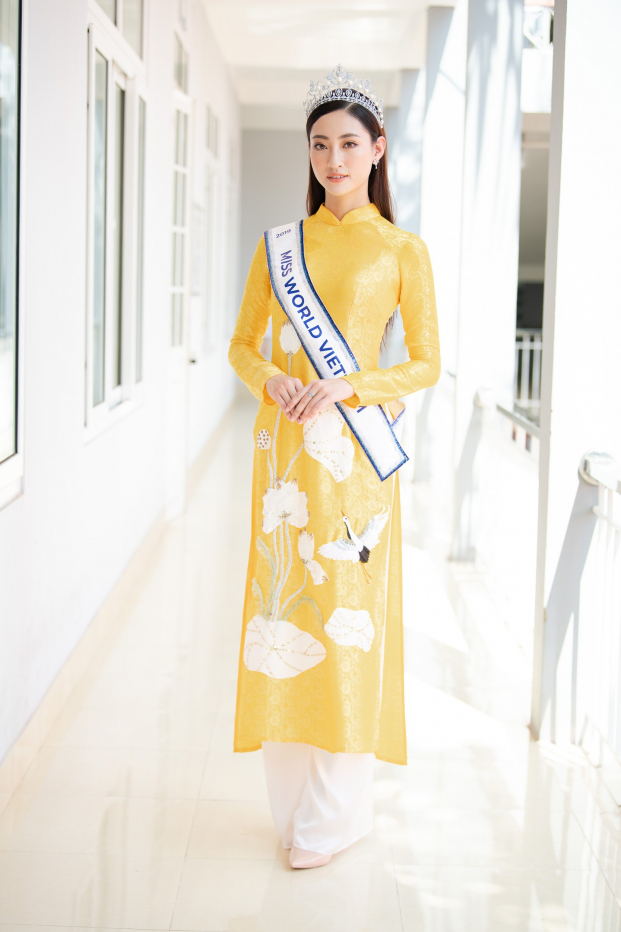 Hoa hậu Lương Thùy Linh đẹp rạng rỡ trong ngày về thăm trường cũ 3