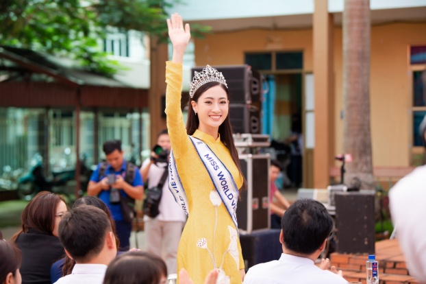 Hoa hậu Lương Thùy Linh đẹp rạng rỡ trong ngày về thăm trường cũ 1