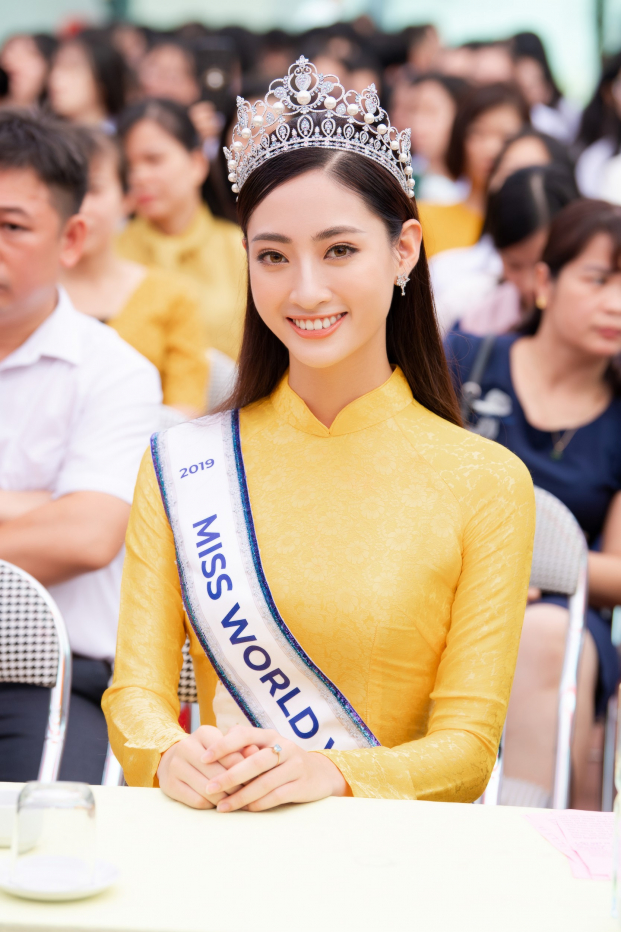 Hoa hậu Lương Thùy Linh đẹp rạng rỡ trong ngày về thăm trường cũ 4