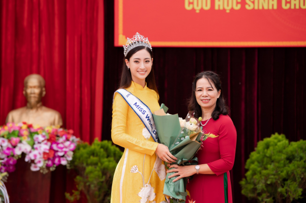   Hoa hậu Lương Thùy Linh về thăm trường cũ  