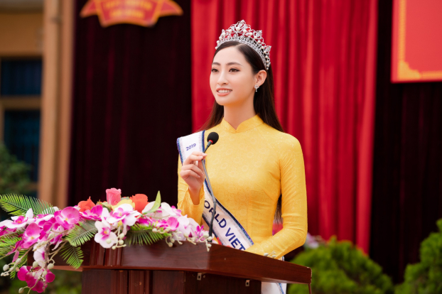 Hoa hậu Lương Thùy Linh đẹp rạng rỡ trong ngày về thăm trường cũ 6