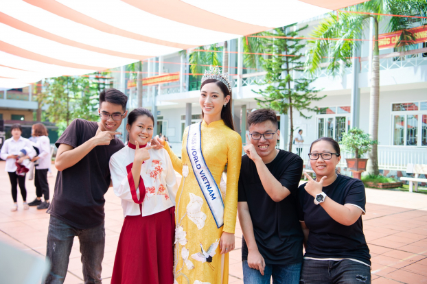 Hoa hậu Lương Thùy Linh đẹp rạng rỡ trong ngày về thăm trường cũ 5