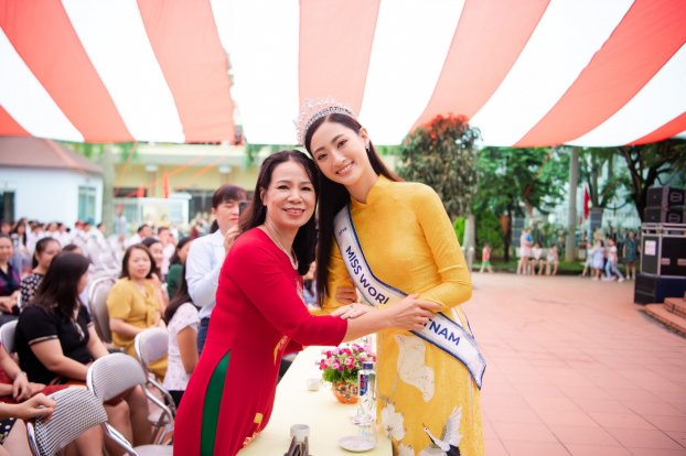 Hoa hậu Lương Thùy Linh đẹp rạng rỡ trong ngày về thăm trường cũ 2