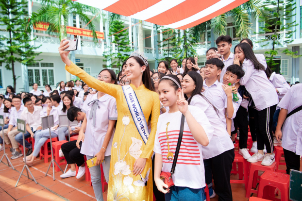 Hoa hậu Lương Thùy Linh đẹp rạng rỡ trong ngày về thăm trường cũ 8