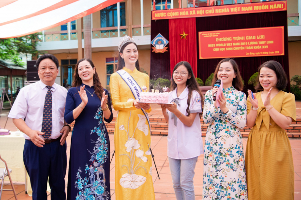 Hoa hậu Lương Thùy Linh đẹp rạng rỡ trong ngày về thăm trường cũ 7