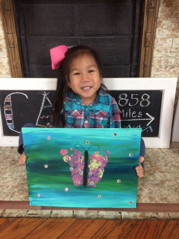 Cô bé gốc Việt không tay, vẽ tranh bằng chân, gây quỹ 5.000 USD lên truyền hình Mỹ 2