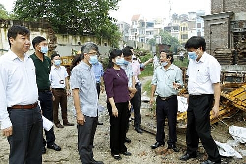   Lãnh đạo Bộ Y tế trong một lần kiểm tra phòng chống dịch bệnh sốt xuất huyết tại Hà Nội  