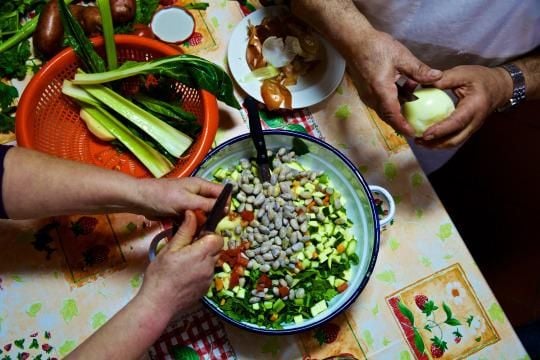   Công đoạn chuẩn bị món súp trường thọ Minestrone  
