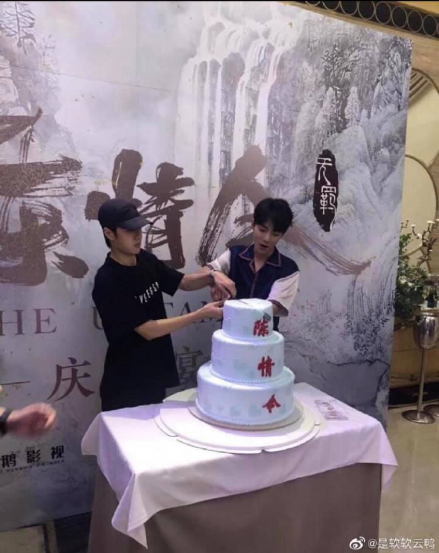   Hai diễn viên nam chính Tiêu Chiến - Vương Nhất Bác cùng cắt bánh kem chúc mừng đoàn phim  