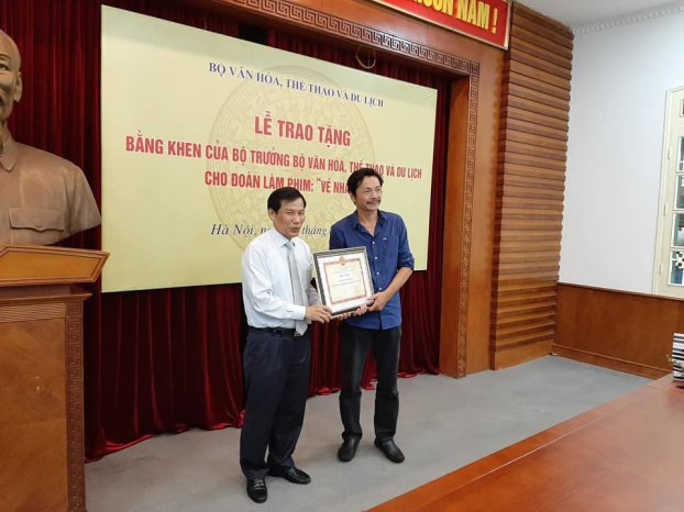   Diễn viên Trung Anh vinh dự nhận bằng khen của Bộ trưởng Bộ VHTT&DL (Ảnh: Vietnamnet)  