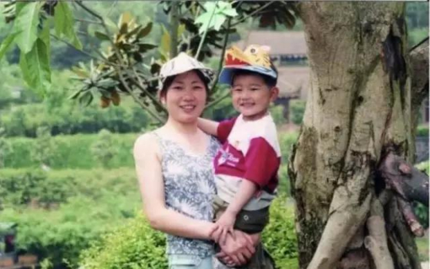   Vương Nguyên chụp hình cùng mẹ ngày nhỏ.  