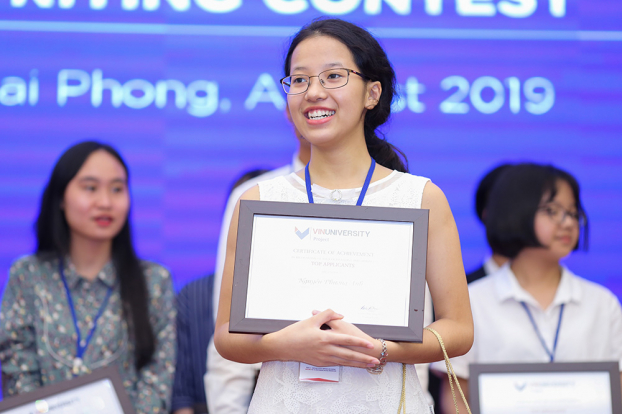   Nữ sinh Nguyễn Phương Anh giành giải Nhất cuộc thi.  