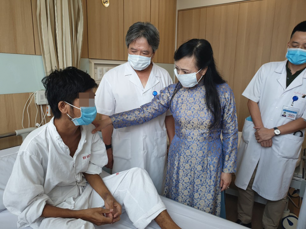 Bộ trưởng Bộ Y tế tặng Bằng khen cho bệnh viện Việt Đức sau kỷ lục 'Tuần ghép tạng' 4