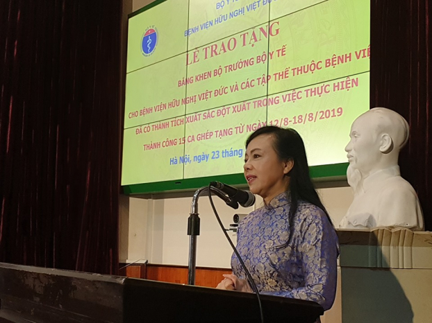Bộ trưởng Bộ Y tế tặng Bằng khen cho bệnh viện Việt Đức sau kỷ lục 'Tuần ghép tạng' 1