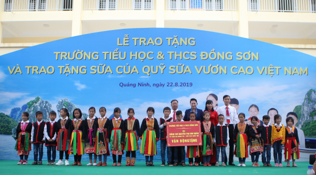   Bà Nguyễn Thị Kim Ngân - Uỷ viên Bộ chính trị, Chủ tịch Quốc hội nước Cộng hoà XHCN Việt Nam trao tặng bảng tượng trưng tặng trường Tiểu học & THCS Đồng Sơn, huyện Hoành Bồ, tỉnh Quảng Ninh cho đại diện lãnh đạo trường và các em học sinh.  
