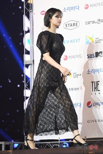   Dù thiết kế của chiếc váy có thảm họa nhưng nhan sắc của Jungyeon vẫn nổi bần bật tại sự kiện  