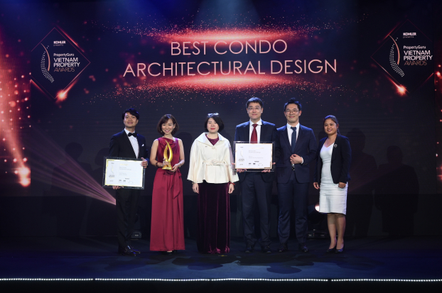   Đại diện công ty AkzoNobel trao thưởng cho các đơn vị đoạt giải thưởng Bất động sản Việt Nam 2019  