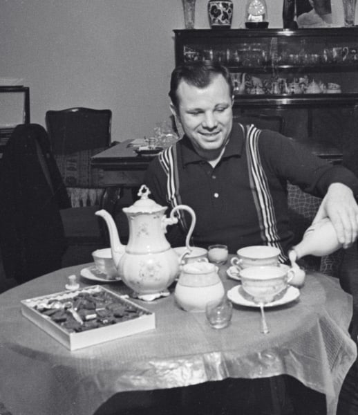   Gagarin rất thích sữa.  