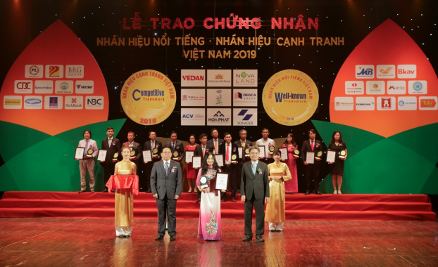   Bà Trần Thị Thanh Thủy – Phó Tổng giám đốc SeABank lên nhận giải thưởng ý nghĩa  