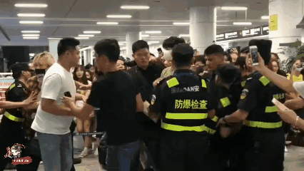   Một lần khác, Tiêu Chiến bị fan và phóng viên đuổi theo ở sân bay.  