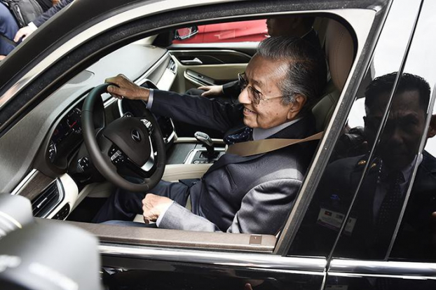   Thủ tướng Malaysia đang trải nghiệm xe  