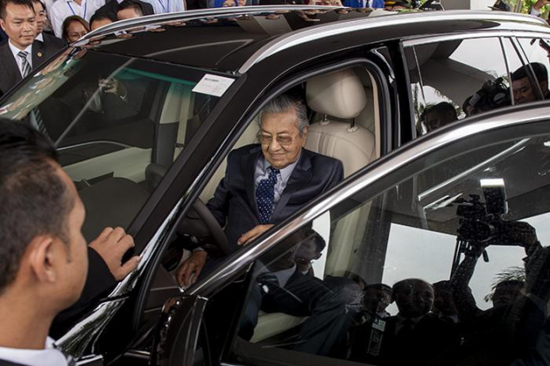 Video Thủ tướng Malaysia Mahathir Mohamad 94 tuổi lái xe VinFast 5