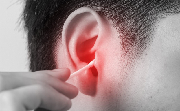   Vì sao chúng ta không nên dùng tăm bông để ngoáy tai?  