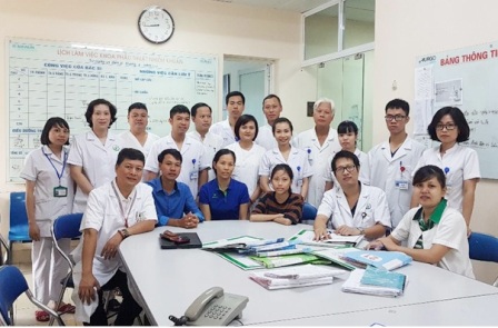   Nhi cùng bố mẹ cảm ơn các bác sĩ khoa Phẫu thuật Nhiễm khuẩn, bệnh viện Việt Đức.  