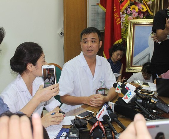   ThS.BS Nguyễn Trung Nguyên – Phụ trách Trung tâm Chống độc, Bệnh viện Bạch Mai trả lời báo chí về nguy cơ nhiễm độc thủy ngân từ vụ cháy tại Công ty Rạng Đông  