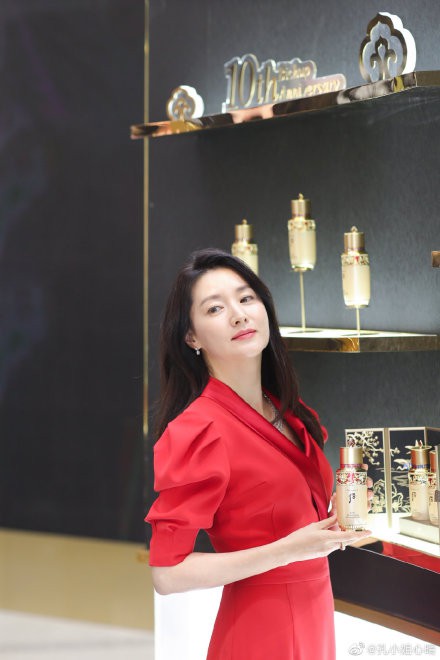 'Nàng Dae Jang Geum' Lee Young Ae khoe nhan sắc rạng ngời ở tuổi 49 1