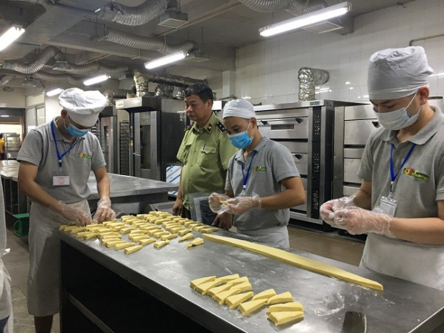   Lực lượng chức năng đang kiểm tra quy trình làm bánh tại một cơ sở làm bánh trên phố Huế (quận Hại Bà Trưng)  