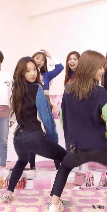   Trong 1 chương tình phát sóng trực tiếp, Nayeon đã gây sốt vì vòng eo và phần hông sexy khi nhảy.  