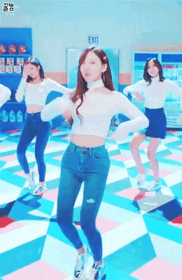   Nayeon không chỉ xinh đẹp mà cô nàng còn làm nức lòng người hâm mộ khi diện quần jeans cạp cao khoe trọn phần hông siêu sexy của mình trong MV  “Heart Shaker'.  