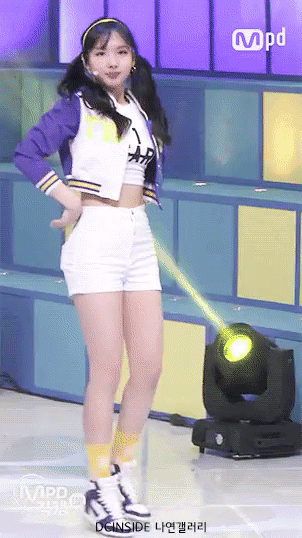   Áo khoác bóng chày + short ngắn màu trắng vừa tạo cho Nayeon vẻ ngoài trẻ trung lại giúp cô khoe triệt để vòng hông sexy.  