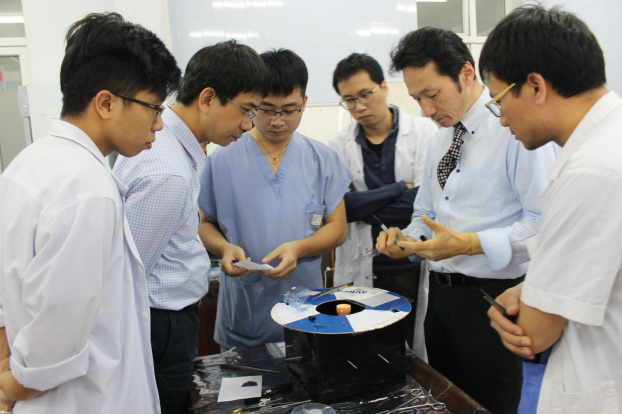   BS. Nguyễn Công Hựu (ngoài cùng bên phải) cùng các đồng nghiệp trao đổi phương pháp kỹ thuật mổ từ chuyên gia tim mạch Nhật Bản  