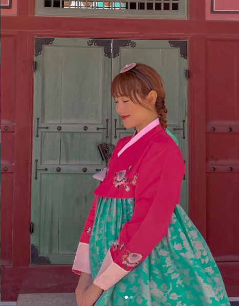   Minh Hằng xinh đẹp trong trang phục truyền thống của Hàn Quốc  